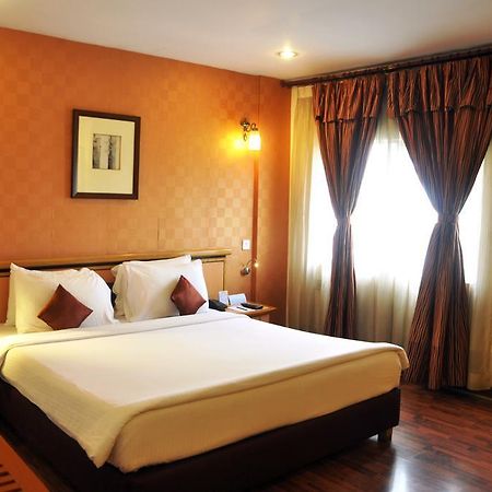 Indismart Hotel Calcutta Exteriör bild