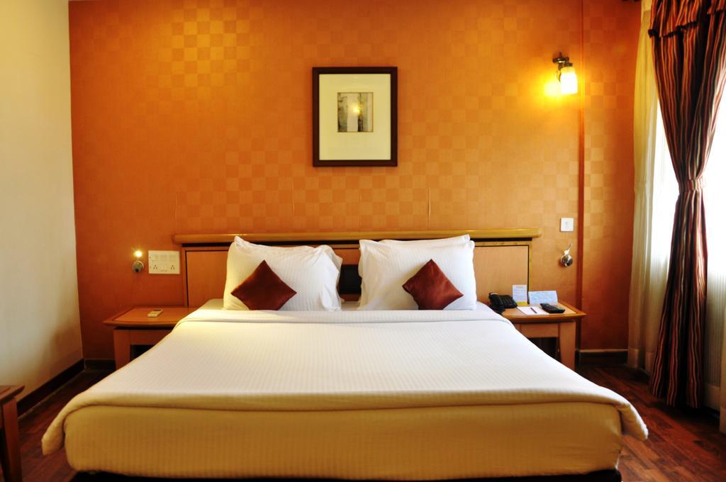 Indismart Hotel Calcutta Exteriör bild