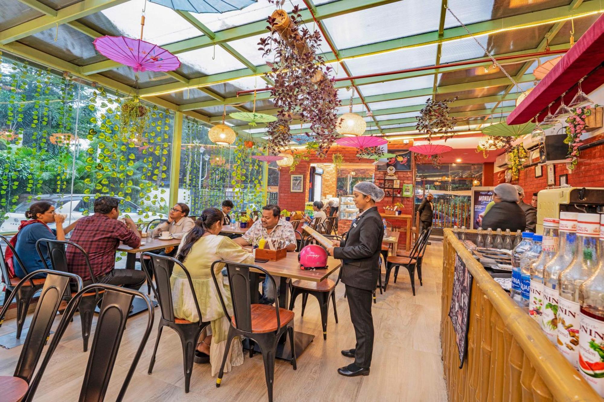 Indismart Hotel Calcutta Exteriör bild