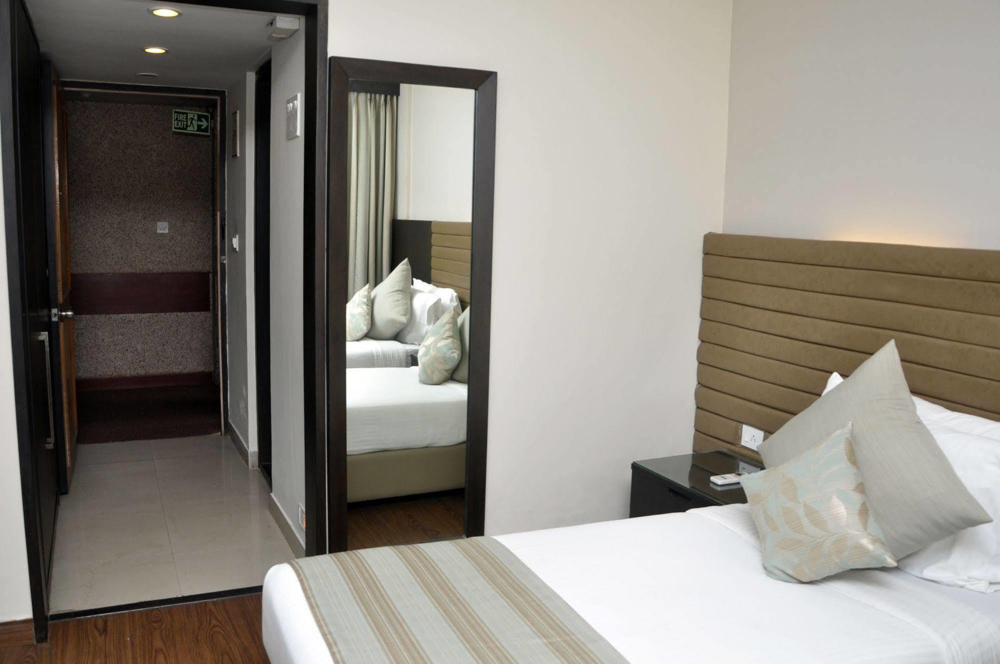 Indismart Hotel Calcutta Exteriör bild