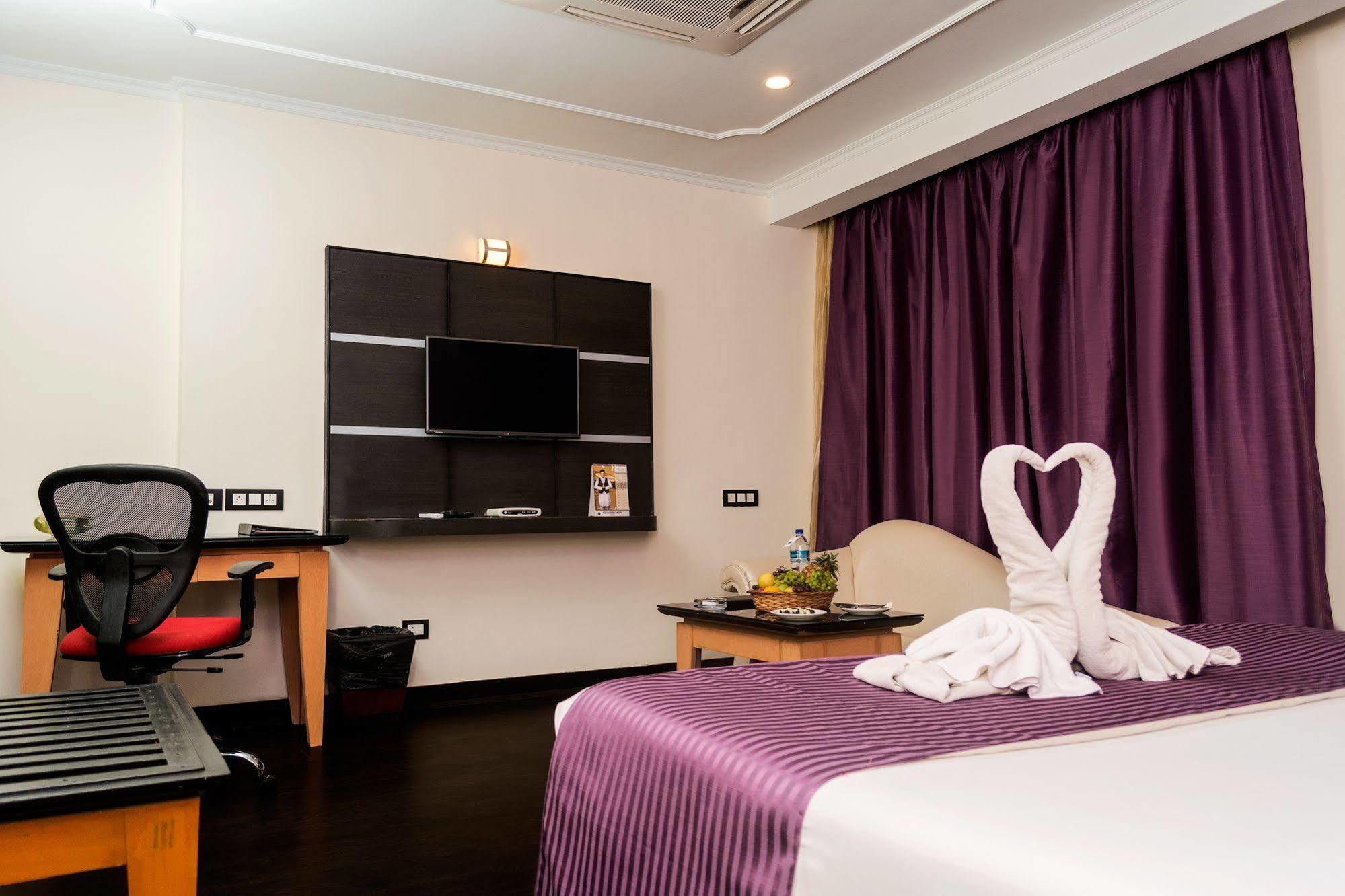 Indismart Hotel Calcutta Exteriör bild
