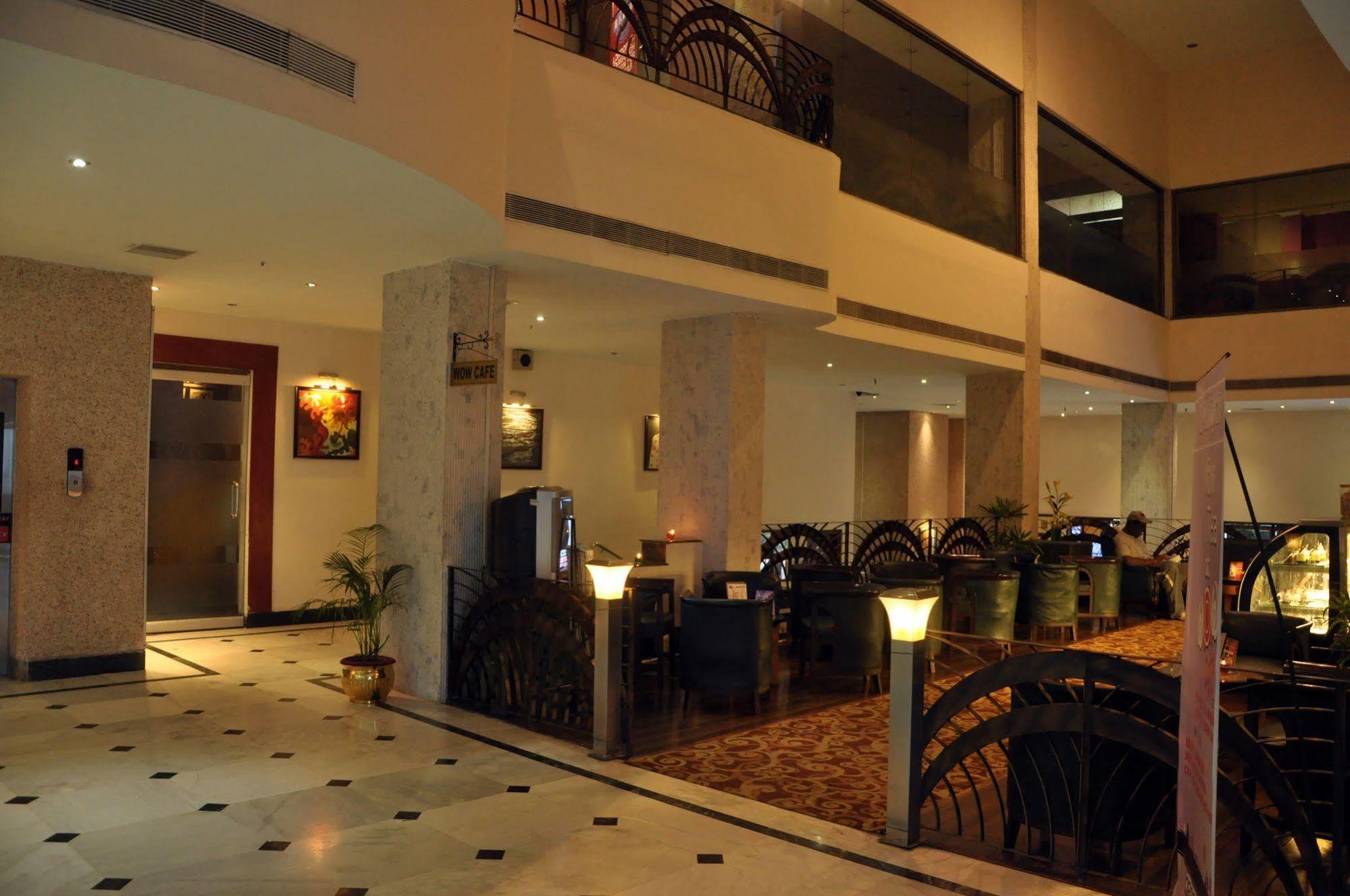 Indismart Hotel Calcutta Exteriör bild